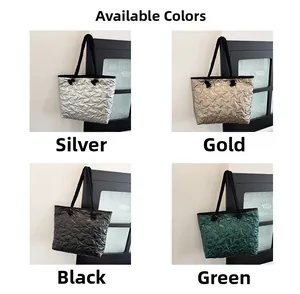 Détail de grands sacs cabas matelassés en étoile en argent, or, noir et vert