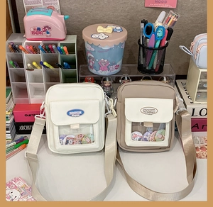 Détail des sacs ita crème et beige avec fenêtre PVC transparente pour badges