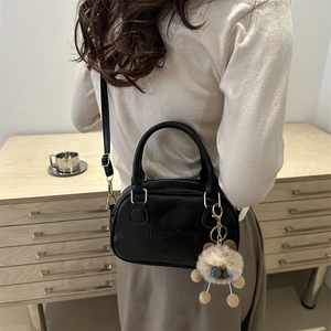 Sac à main rétro noir minimaliste avec breloque ours et bandoulière pour femmes