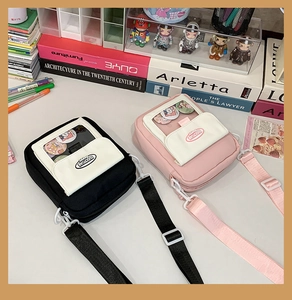 Vue détaillée des sacs Ita noir et rose avec fenêtres transparentes sur un bureau