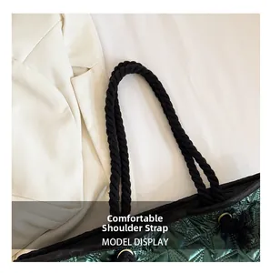 Gros plan des bandoulières confortables en corde tressée noire d'un sac cabas matelassé vert