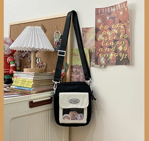 Détail du sac en toile avec fenêtre transparente pour badges et bandoulière réglable