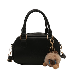 Sac à main rétro en cuir noir avec ferrures dorées et un joli pendentif en peluche