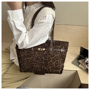 Vue détaillée du grand sac cabas imprimé léopard avec bandoulière cuir et boucle dorée