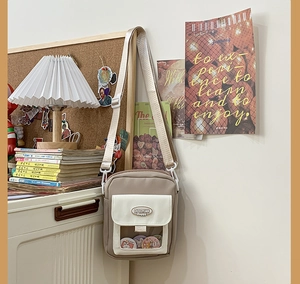 Détail du sac à bandoulière mignon avec fenêtre transparente pour badges personnalisés