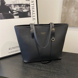 Borsa tote grande in pelle Saffiano nera con tracolle regolabili e logo dorato elegante