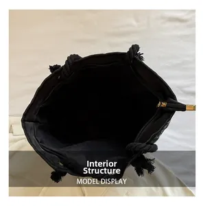 Vue intérieure d'un grand sac cabas noir avec fermeture éclair et poignées en corde tressée