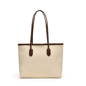 Borsa tote beige minimalista con trama litchi e rifiniture in pelle marrone