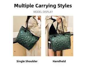 Détail du sac cabas matelassé vert foncé avec motifs étoiles et anses en corde épaisse