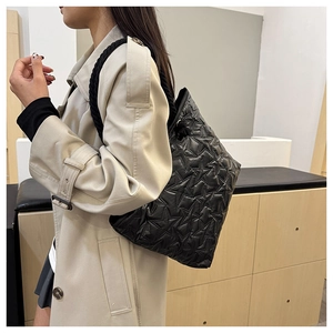 Détail du sac cabas matelassé noir à motif d'étoiles avec bandoulière en corde épaisse