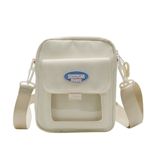 Vue détaillée du sac à bandoulière en toile beige avec fenêtre PVC et logo central