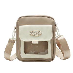 Détail de la fenêtre transparente sur le sac à bandoulière japonais kaki et blanc