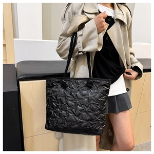 Détail du sac cabas matelassé noir avec motif d'étoiles et poignées en corde