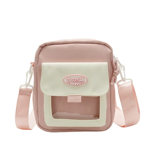 Détail du sac bandoulière rose et blanc avec fenêtre transparente et sangle réglable