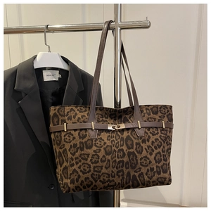 Détails du sac fourre-tout léopard avec finitions en cuir marron et boucle dorée chic