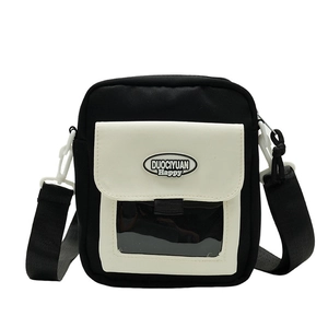 Détail du sac à bandoulière noir et blanc avec fenêtre en PVC transparent et badge