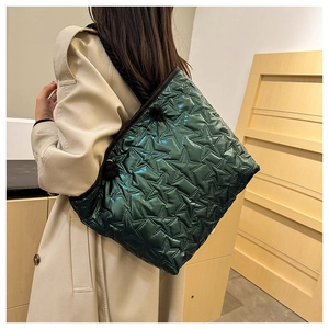 Détail du sac cabas vert foncé avec surpiqûres étoiles, anses tressées et franges