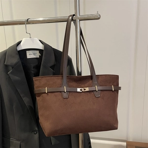 Grand sac cabas en daim marron foncé avec lanières en cuir et boucles en métal doré