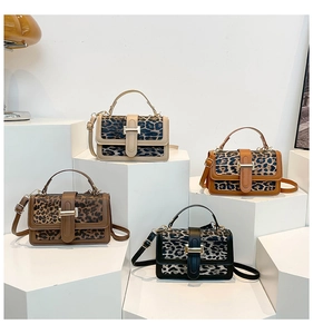 Détail de quatre sacs bandoulière vintage léopard en beige, marron et noir chic