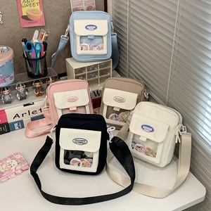Vue détaillée de sacs ita colorés avec poches en PVC transparent en cinq couleurs pastel