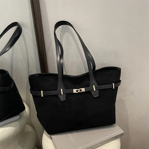 Grand sac cabas minimaliste en daim noir avec poignées en cuir et boucle dorée élégante