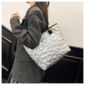 Vue détaillée du sac cabas argenté matelassé à motifs d'étoiles avec anses en corde