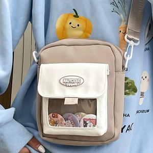 Détail de la fenêtre transparente du sac en toile avec des badges d'animaux mignons