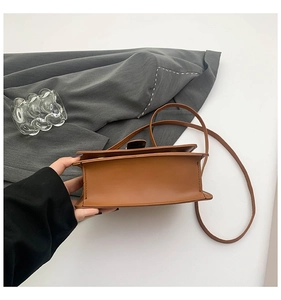 Détail de la largeur du fond et des coutures du petit sac bandoulière marron léopard