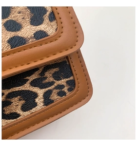 Vue macro détaillée du motif léopard et des coutures sur un petit sac à main carré