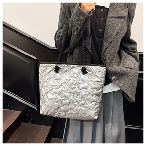 Sac fourre-tout argenté avec surpiqûres étoiles et poignées en corde noire chic