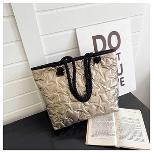 Détail du sac cabas doré champagne avec matelassage en étoile et anses en corde tressée