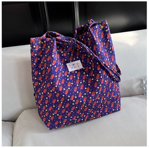 Détail du sac cabas floral montrant le tissu gaufré et le motif de glace