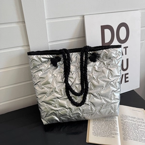 Sac cabas argenté matelassé avec poignées en corde noire et détails de franges