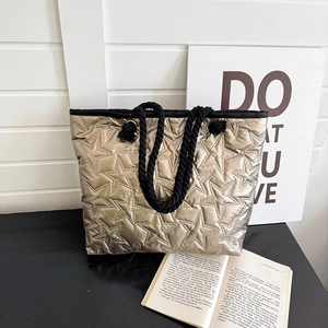 Sac fourre-tout matelassé champagne doré avec motif d'étoiles et anses en coton