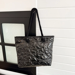 Grand sac fourre-tout noir matelassé en étoile avec poignées en corde et nylon brillant