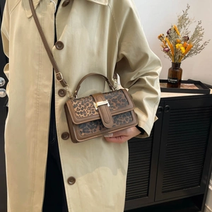Détail du sac à bandoulière léopard avec boucle dorée et bandoulière marron réglable