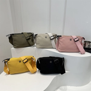 Sacs à bandoulière minimalistes en nylon en cinq couleurs sur support blanc