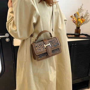 Détail du sac bandoulière léopard avec boucle en H et bandoulière réglable pratique