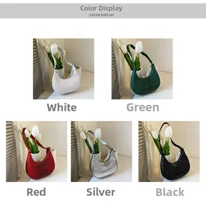 Sacs à bandoulière demi-lune motif crocodile en blanc, vert, rouge, argent et noir