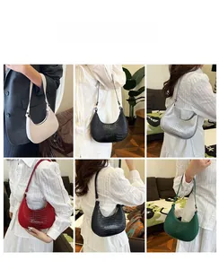 Collage de sacs croissants à motif crocodile en cinq couleurs portés par modèles