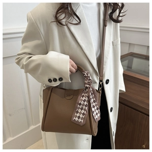 Sac seau en cuir marron avec poignée en foulard de soie et texture gaufrée