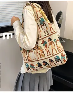 Detailansicht der gewebten Beuteltasche mit ägyptischer Stickerei und Jacquard-Struktur