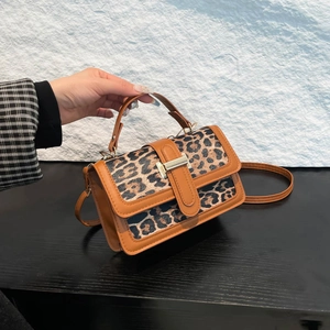 Petit Sac Carré Imprimé Léopard Vintage pour Femmes Cuir PU Sac à Bandoulière de Mode Avec Boucle Métallique et Poignée