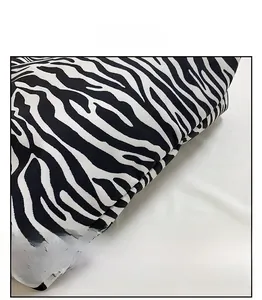 Detailansicht der Zebra-Druck Stofftextur und des weichen Materials der Beuteltasche