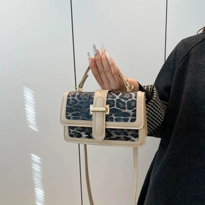 Sac à main chic à motif léopard avec bordure en cuir beige et fermoir en métal doré
