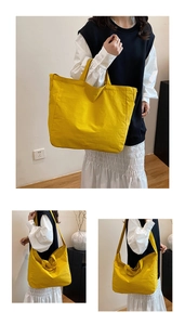 Vista dettagliata della borsa tote in tela gialla capiente con tracolle regolabili