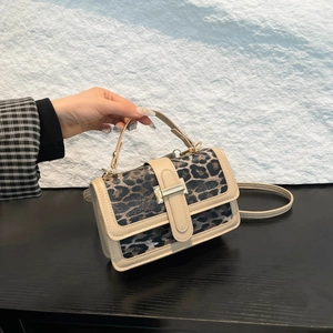 Sac bandoulière tendance à motif léopard avec bordure en cuir beige et fermoir doré