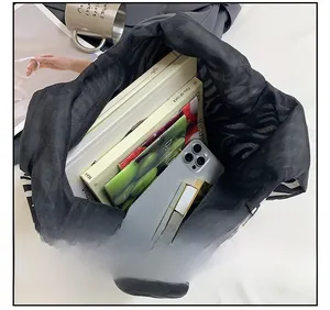 Draufsicht der schwarzen minimalistischen Tasche mit geräumigem Innenraum für Alltagsgegenstände