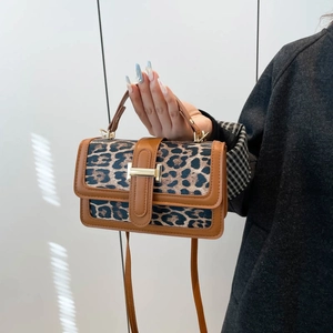 Sac carré vintage à motif léopard avec bordure en cuir marron et fermoir en H doré