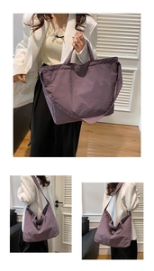 Dettaglio di una borsa tote grande in nylon viola con doppi manici e tracolla larga